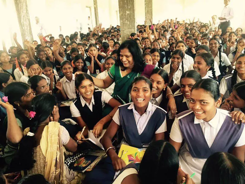 பள்ளி விழாவில் குழந்தைகளுடன் ஜோதி